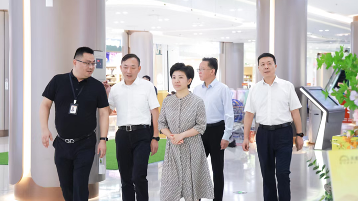 万闻华调研国庆中秋假期商贸消费工作
